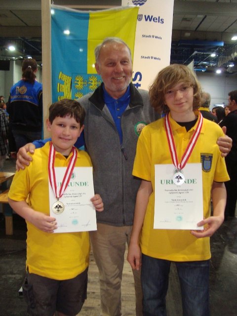 Max Eenink und Christoph Huber mit ihrem Jugendtrainer Anton Fessl.