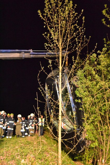 Der PKW wird geborgen.