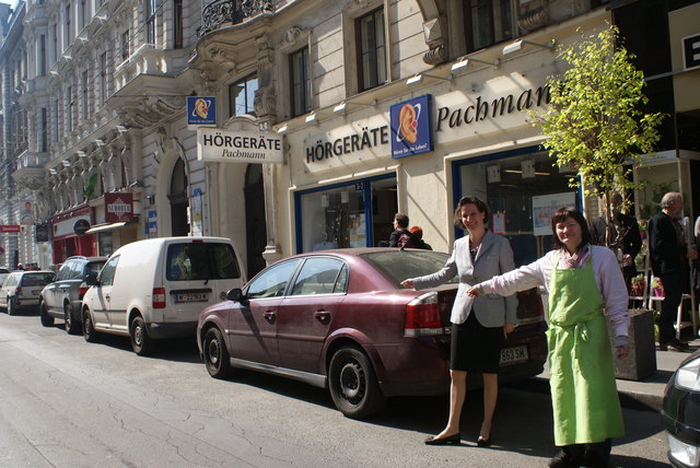 Gemeinsamer Kampf um den Erhalt der Parkplätze vor den Geschäften: V  era Kremslehner-Braunegg vom Hotel Regina und Sabine Fink von Blumen Prein wollen ihre Kunden nicht   mit den Stellplätzen verlieren.