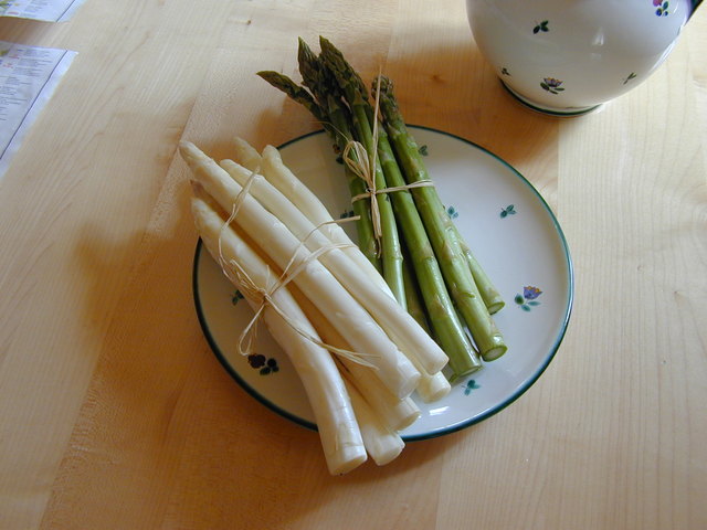Weißer und grüner Spargel bereichern das regionale kulinarische Angebot – für höchsten Genuss. | Foto: brugner