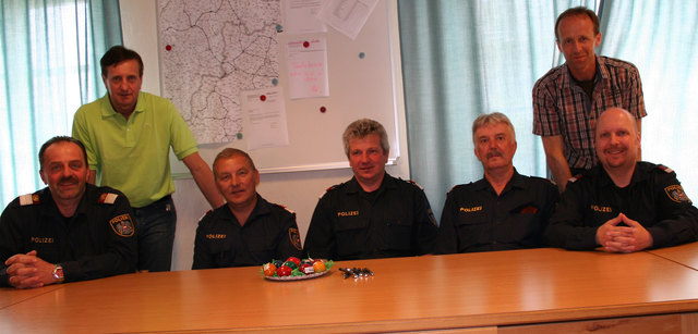 Bild bei der Polizeiinspektion Schönau von links: Wilhelm Trisko, Gerhard Silbernagel, Johann Kainz, Kurt Neuwirth, Johann Husar, Christian Grümeyer, Dieter Hobeck