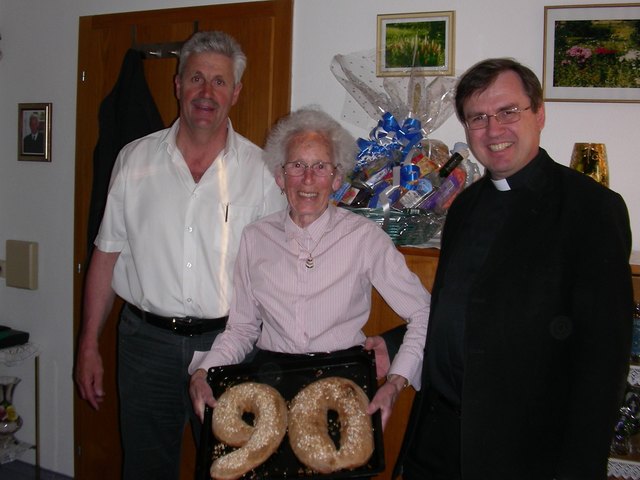 Die aktive Altersjubilarin Barbara Seiwald mit dem Kirchdorfer Bürgermeister Ernst Schwaiger und Pfarrer Georg Gerstmayr