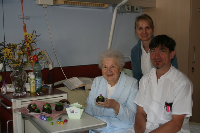 Küchenmitarbeiterin Helga Zrout und DGKP Walter Wegschaider überraschten Patientin Franziska Müllner