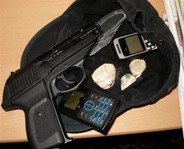 Bei der Hausdurchsuchung wurden Heroin, Geld und eine Gaspistole sichergestellt.