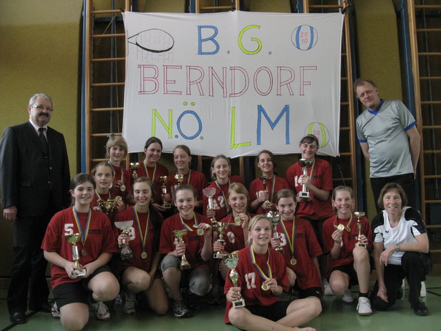 Die überglücklichen Basketballerinnen des BG Berndorf mit ihrer Erfolgstrainerin Mag. Waltraud Mlecka.