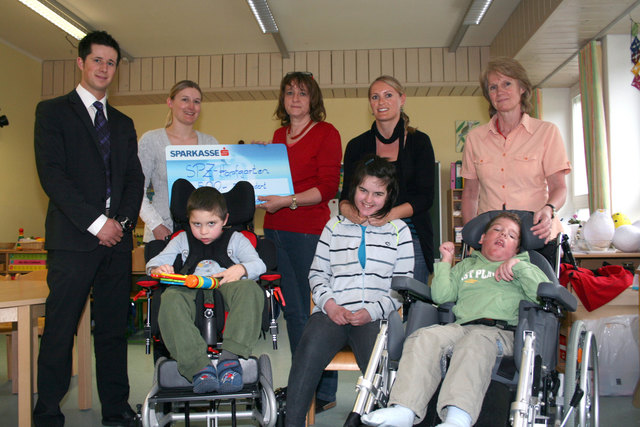 SPZ-Direktorin Barbara Kogler (3. v. li.) und ihre Mitarbeiterinnen Susanne Paregger und Irmgard Dippenaar, Alexandra Oberlechner (2. v. li.) und Christoph Neuschmid (beide Sparkasse).