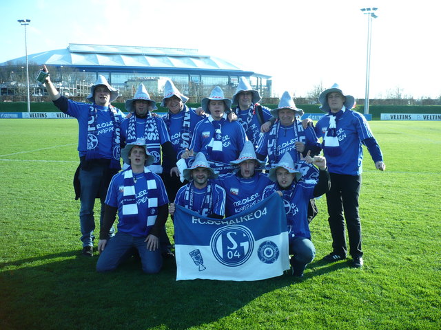 Die Tiroler Knappen vor der "Donnerhalle", der Veltins-Arena