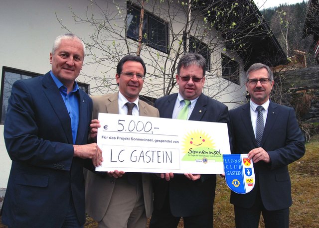 Unterstützt von Bgm. Gerhard Steinbauer überreichten Lions Präs. Dietmar Wernitznig und sein Schatzmeister Gaston Gruber den Spendenscheck an den Seekirchner Lionspräsidenten Johannes Rosner