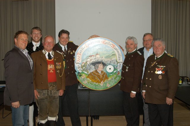 Präsentierten die Bildscheibe: V. li. Vbgm. Walter Thaler, Ltn. Thomas Kogler, Baons Kdt. Hermann Egger, LSM Andreas Hauser, OSM Pepi Daxerer, Wintersteller Baons Kdt. Josef Pockenauer und BSM Hansjörg Mair.