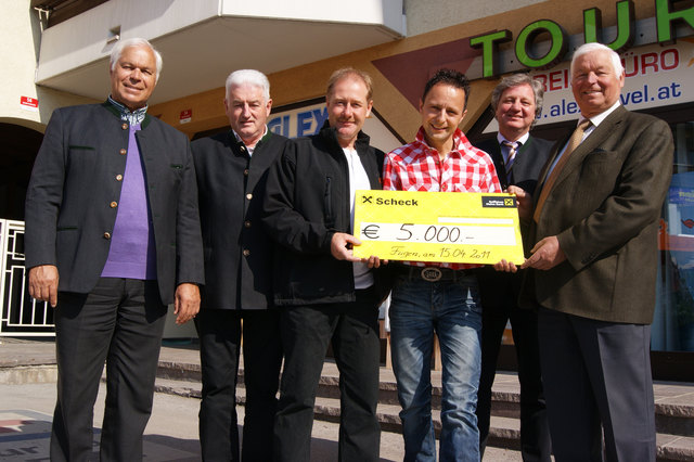 Werner Kostenzer (TVB-Obmann), Josef Fankhauser (Bgm. Fügenberg), Martin Lechner (Hoch Tirol), Markus Unterladstätter (Die Jungen Zillertaler), Walter Höllwarth (Bgm. Fügen), Kurt Kostenzer (Kinderhilfe Schwaz) (v.l.n.r.).