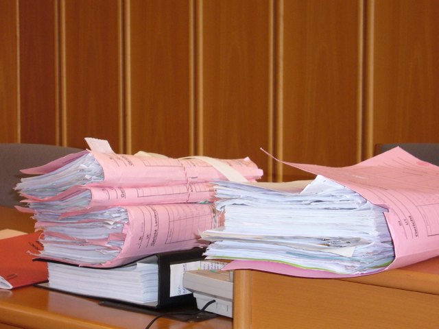 Die Beweislast in ausgedruckter Form: Gerichtsakten.Foto: Probst