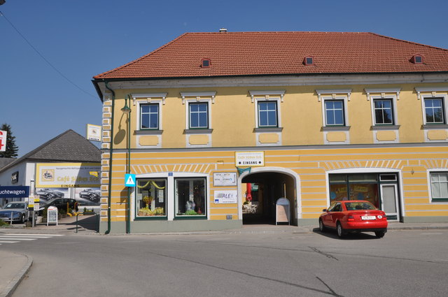 Auch zwei Betriebe am Hauptplatz 13 wurden von den unbekannten Einbrechern heimgesucht. In der Konditorei „Cafe Süßes Eck“ scheiterten die Täter am Schloss der Eingangstüre (kl. Bild).Fotos: Schrittwieser