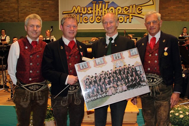 Von links nach rechts: Sprecher Josef Vinciguerra, Kpm. Helmut Vinciguerra, Ehrenobmann Rupert Mayr, Obmann Christian Nothegger.