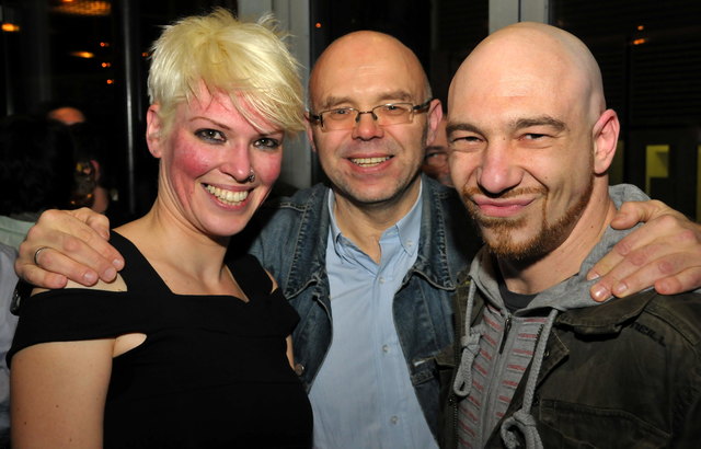 Mario Rossori (Mitte) mit zwei seiner musikalischen "Schützlinge": Phoebe Hall und Roman Gregory (Alkbottle) | Foto: Poppate/Pate Records