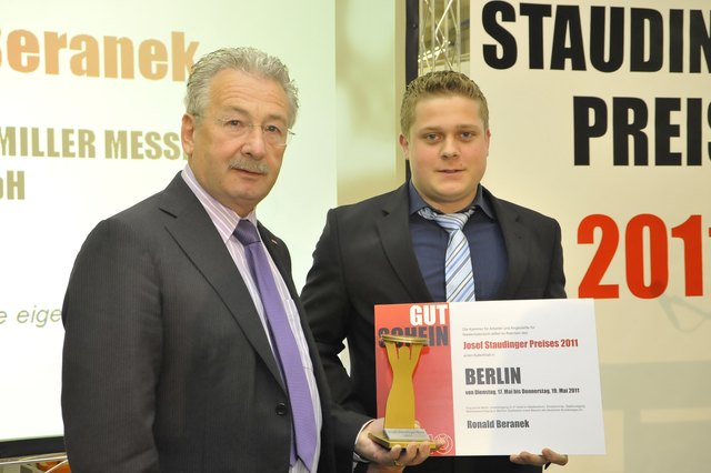 AKNÖ-Präsident Hermann Haneder überreichte Ronald Beranek den Josef-Staudinger-Preis 2011.