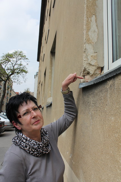 Heidemarie Kisser vor ihrem Fenster