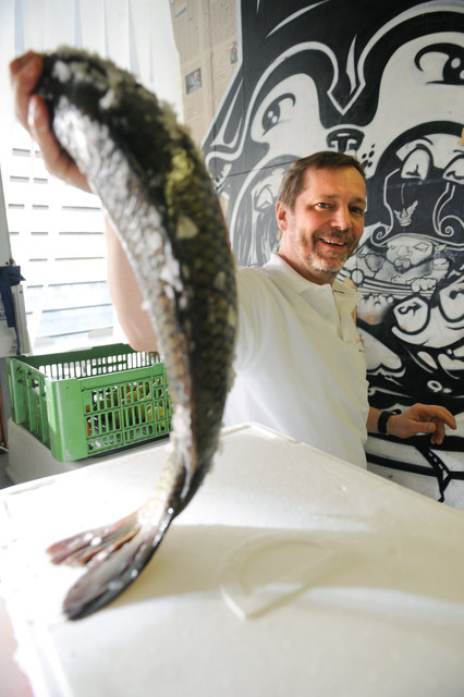 Badeschiff-Boss Christian Pelz mit Karpfen. | Foto: Heribert Corn