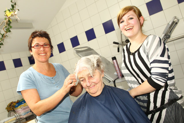 Sozial engagierte Friseurinnen: Maria Pfister und Bernadette Hürhager.
