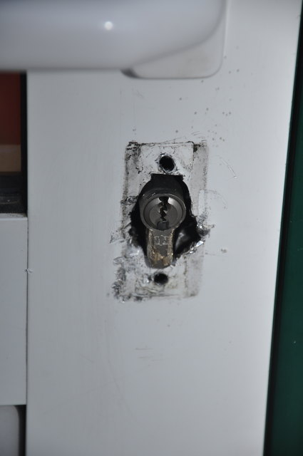 Auch zwei Betriebe am Hauptplatz 13 wurden von den unbekannten Einbrechern heimgesucht. In der Konditorei „Cafe Süßes Eck“ scheiterten die Täter am Schloss der Eingangstüre (kl. Bild).Fotos: Schrittwieser