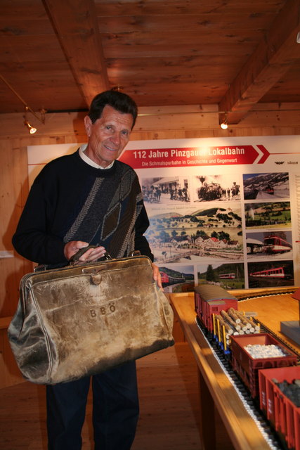 Walter Reifmüller, seines Zeichens enorm engagierter Kustos und Obmann des Museumsvereins Mittersill. Wie auf dieser alten Schaffnertasche zu sehen, hießen die ÖBB früher BBÖ. Die Pinzgauer Lokalbahn wurde 1898 feierlich eröffnet.