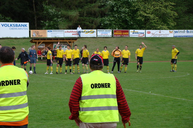 Maria Gail in Gelb - Ton in Ton mit den Ordnern...