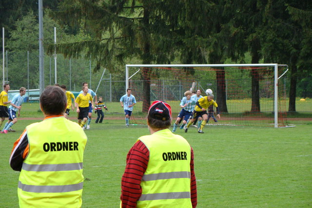 ganz schön viel los vor dem Tor....