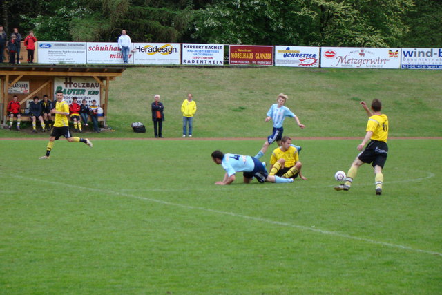 David und Mikl, beide am Boden, aber den Ball hat wieder Maria Gail.....