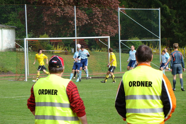 muss der seinen Kopf dazwischen halten?