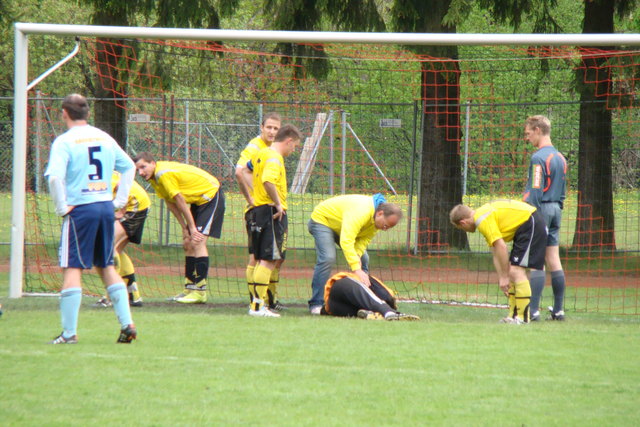 Oje, unser Burger liegt am Boden - keine Luft mehr nach einem Tritt in die Rippen