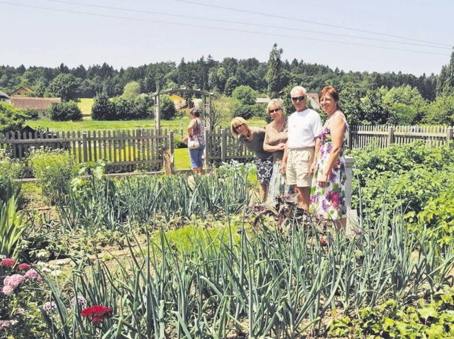 Gartenbesucher bewundern den Bauerngarten mit seiner Mischkultur bei Erni Wagist.