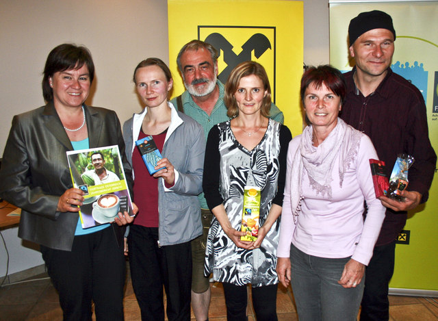 Fair: Gerda-Maria Scheuer (Raiba), Petra Scholze-Simmel (Pielachtal Regionalbüro), Gastronom Hans Weiß, Ulrike Widmayer (Arbeitsgruppenleiterin Fairtrade Rabenstein), Gastronomin Helga Pirgmaier, Referent Thomas Wackerlig (Fairtrade Österreich).