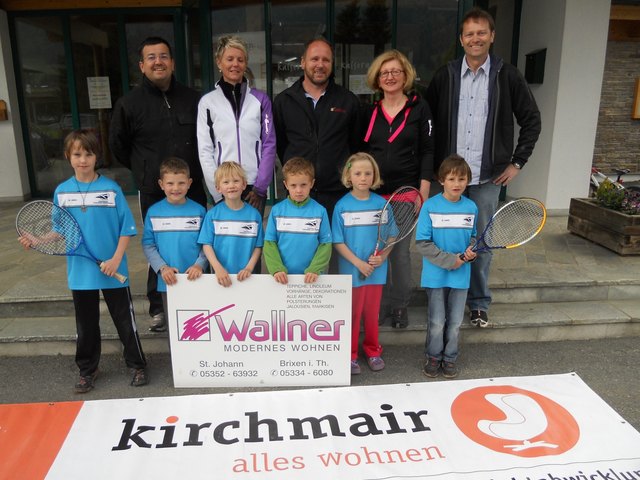 Tennistrainer Memo Küstür (li.) und TC K/E-Obmann Helmut Kneißl (re.) bedankten sich für die Unterstützung bei Doris Kirchmair (Fa. Alles Wohnen), Arnold Schwaiger (Fa. Wallner) und Christine Innerbichler (Sport Bergmann)