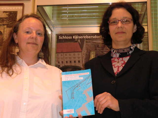 Gabi Scharrer und Heike Krause präsentieren ihr Werk übers Schloss Kaiserebersdorf