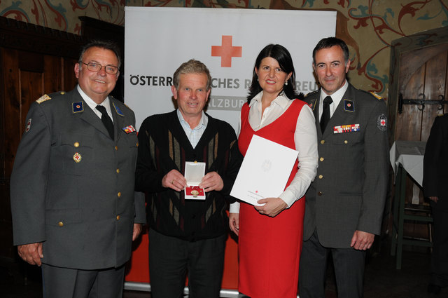 Das Ehrenzeichen in Gold mit bronzenem Lorbeerkranz überreichte LH Gabi Burgstaller an Peter Wieland aus St. Michael im Beisein von Rot-Kreuz-Präsident Josef Wenger (li.) und dem Leiter des Salzburger Blutspendedienstes, Landesrettungskommandant Anton Hol | Foto: LPB