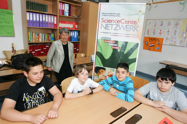 Margit Fischer diskutierte mit Kindern über die Armutsgrenze. | Foto: Peter Hautzinger