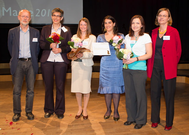 Im Bild (v.l.n.r.): Thomas Prader  (Unruhe-Stiftung), GF Barbara Streicher, Kathrin Unterleitner, Sara Hossein und Veronika Wieland vom ScienceCenter Netzwerk sowie  Petra Radeschnig von der Jury. | Foto: Anna Rauchenberger