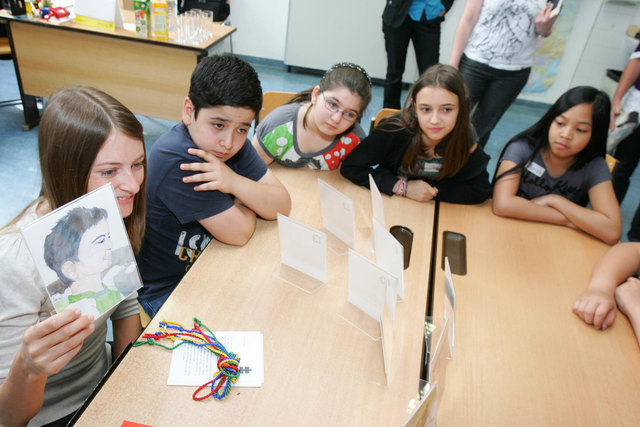 Reich oder arm? Gemeinsam diskutieren die Kids das im Rahmen des Spiels "Armutsgrenze?!" aus. | Foto: Peter Hautzinger