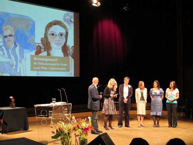 Thomas Prader (Vorstand Unruhe-Stiftung), Barbara van Melle (Moderatorin) sowie Vertreterinnen des prämierten Vereins ScienceCenter-Netzwerk: GF Barbara Streicher, Kathrin Unterleitner, Sara Hossein, Veronika  Wieland) | Foto: ScienceCenter-Netzwerk
