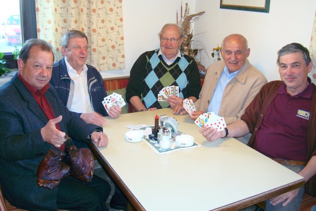 Bild: v.li.: Johann Lendl (Obmann ÖKB Heidenreichstein), Vzlt i.R. Johann Okrina (Obmann ÖKB Allentsteig), Eduard Ris, (Obmann ÖKB Litschau), Franz Gross (HBO ÖKB Waidhofen/Thaya), Leopold Pichler (Obmann ÖKB Vitis)