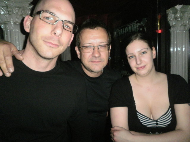 "Nature Destroyed"-Mastermind Hannes (li.) feierte mit Keyboarder Alfred und Scarlett.