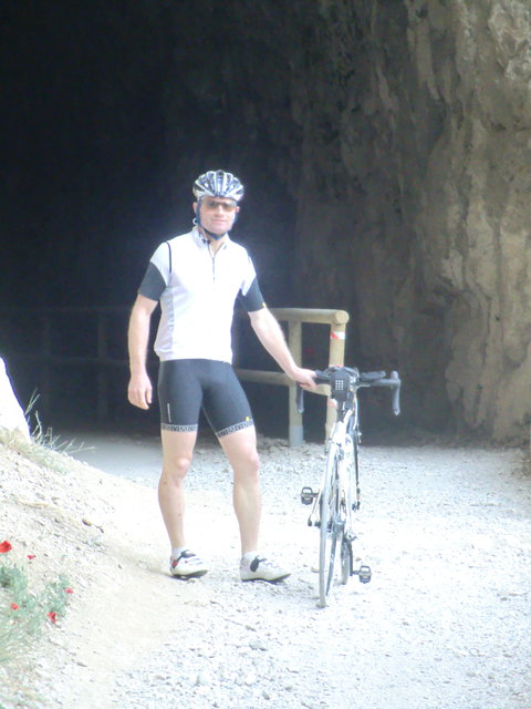 Alte Schotterstraße nach Riva - hier "mussten" wir unsere Renner noch einmal 20min nach Riva schieben...unsere Mädels waren mutiger und nahmen kurzerhand die Abkürzung durch den Tunnel ;-)...