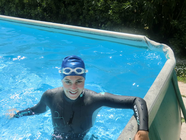 Liz beim Schwimmtraining im Pool....