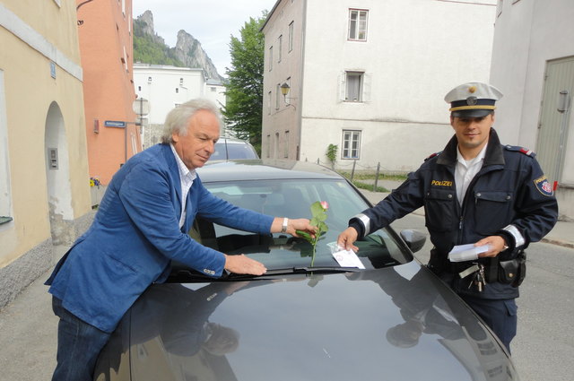 Rosenkavaliere: Der Obmann von „Gemeinsam für Hallein“, Siegfried Ebner, mit Stadtpolizist Franz Weitgasser. | Foto: J. Wind
