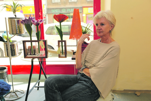 Edith Langer ist mit ihrem Projekt Kunst am Grund in eine ehemalige Pa pierhandlung gezogen.