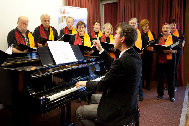 Martin Strommer am Klavier leitet den Chor. | Foto: Schedl/wohnpartner.at