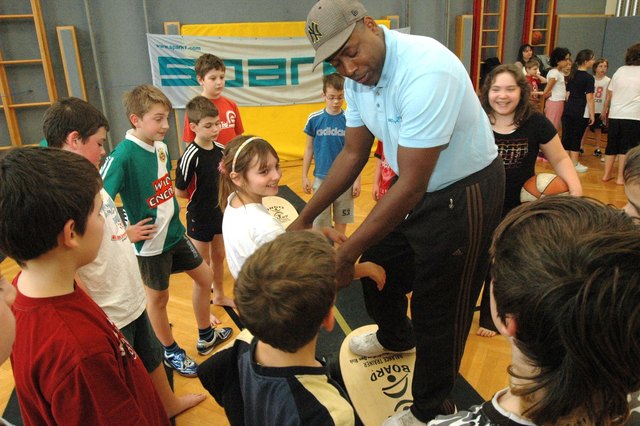 Begeistert trainieren die Kids mit Renaldo O’Neal. | Foto: Slam Marketing