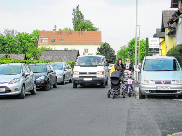 Tägliche Gefahr: Fußgänger mit Kindern müssen mitten auf Fahrbahn gehen – in einer „Durchzugsstraße“ durch ein dicht verbautes Wohngebiet.