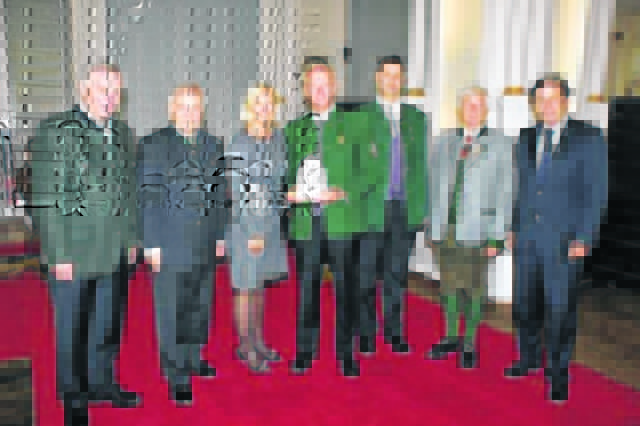 Obmann Josef Zach (Mitte) freut sich über die hohe Auszeichnung des Landes Steiermark, die er Anfang Mai beim Festakt in der Aula der Alten Universität Graz von den Landeshauptleuten in Empfang nehmen durfte. | Foto: Steirischer Blasmusikverband
