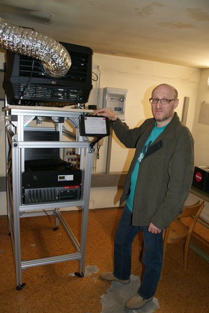 Wolfgang Storff, Leiter des Kinocenters Tulln, freut sich über die neue Technik.