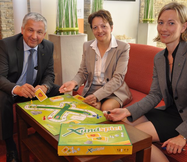Die beiden Geschäftsführer der Xundheitswelt Fritz Weber und Karin Weißenböck mit Projektleiterin Silvia Bruckner beim xunden Spielvergnügen! | Foto: Xundheitswelt